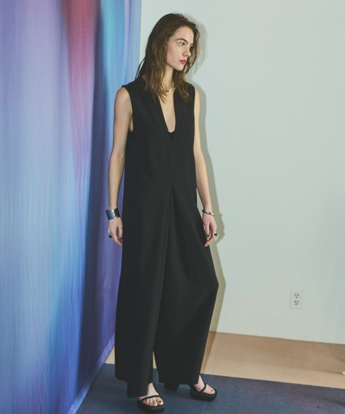 AIC.（エーアイシー）の「ディープVネックタックオールインワン/サイズ展開あり（サロペット/オーバーオール・レディース・カーキブラウン/ブラック・FREE/SMALL）」の11枚目の写真