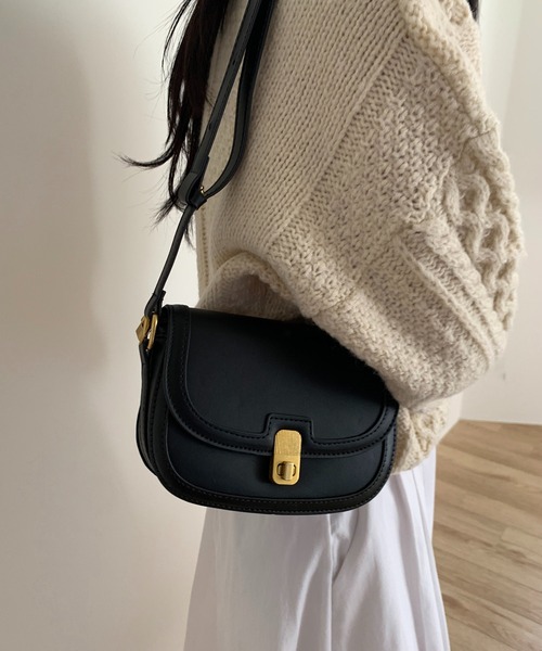 cream creme(クリームクレーム)の「ゴールドバックル ラウンドバック(ショルダーバッグ・レディース・アイボリー/ブラック/ブラウン・FREE)」の3枚目の写真