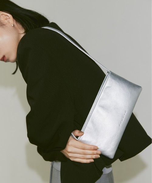 FEKETE(フェケテ)の「FEKETE LOGO VEGAN LEATHER MINI BAG / フェイクレザーミニバッグ(ハンドバッグ・レディース・ライトブルー/シルバー・FREE)」の2枚目の写真