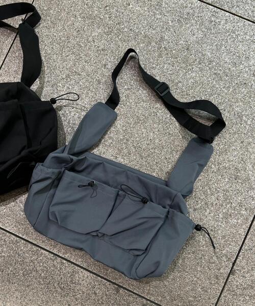 WEGO（ウィゴー）の「WEGO/【一部店限定】ドロストポケットデザインショルダー（ショルダーバッグ・レディース・ブラック/グレー/ホワイト・FREE）」の3枚目の写真