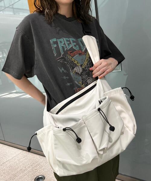 WEGO（ウィゴー）の「WEGO/【一部店限定】ドロストポケットデザインショルダー（ショルダーバッグ・レディース・ブラック/グレー/ホワイト・FREE）」の2枚目の写真