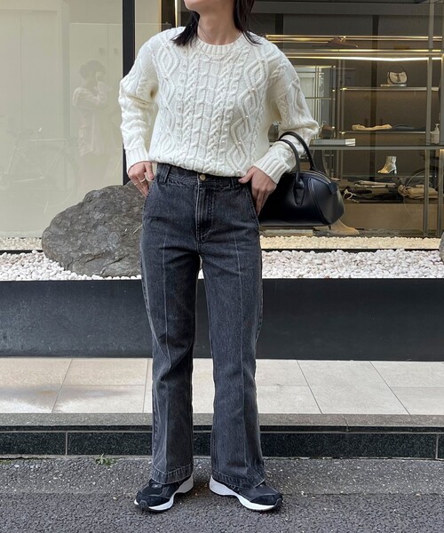 fredy emue（フレディエミュ）の「パール付きケーブルプルオーバーニット（ニット/セーター・レディース・オフホワイト/グレー/ネイビー・38）」の5枚目の写真