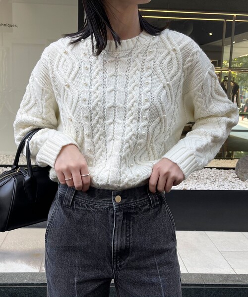 fredy emue（フレディエミュ）の「パール付きケーブルプルオーバーニット（ニット/セーター・レディース・オフホワイト/グレー/ネイビー・38）」の6枚目の写真