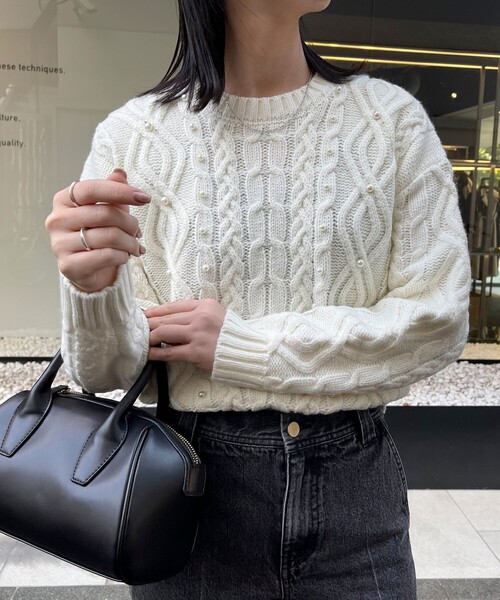 fredy emue（フレディエミュ）の「パール付きケーブルプルオーバーニット（ニット/セーター・レディース・オフホワイト/グレー/ネイビー・38）」の7枚目の写真