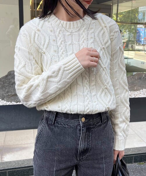 fredy emue（フレディエミュ）の「パール付きケーブルプルオーバーニット（ニット/セーター・レディース・オフホワイト/グレー/ネイビー・38）」の8枚目の写真