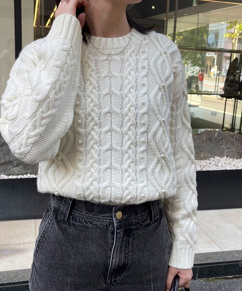 fredy emue（フレディエミュ）の「パール付きケーブルプルオーバーニット（ニット/セーター・レディース・オフホワイト/グレー/ネイビー・38）」の9枚目の写真