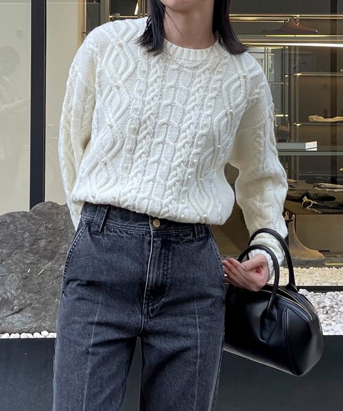 fredy emue（フレディエミュ）の「パール付きケーブルプルオーバーニット（ニット/セーター・レディース・オフホワイト/グレー/ネイビー・38）」の10枚目の写真