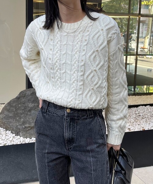 fredy emue（フレディエミュ）の「パール付きケーブルプルオーバーニット（ニット/セーター・レディース・オフホワイト/グレー/ネイビー・38）」の17枚目の写真