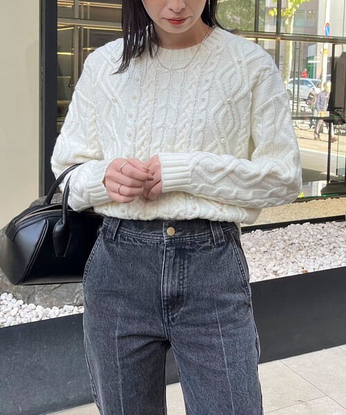 fredy emue（フレディエミュ）の「パール付きケーブルプルオーバーニット（ニット/セーター・レディース・オフホワイト/グレー/ネイビー・38）」の18枚目の写真