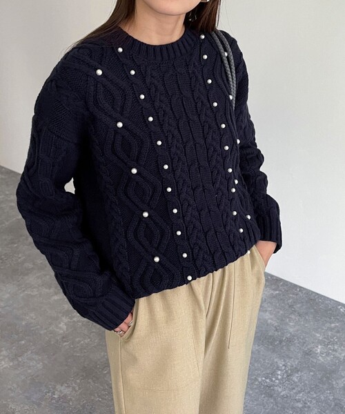 fredy emue（フレディエミュ）の「パール付きケーブルプルオーバーニット（ニット/セーター・レディース・オフホワイト/グレー/ネイビー・38）」の21枚目の写真
