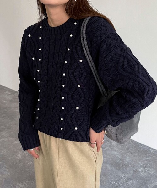fredy emue（フレディエミュ）の「パール付きケーブルプルオーバーニット（ニット/セーター・レディース・オフホワイト/グレー/ネイビー・38）」の22枚目の写真