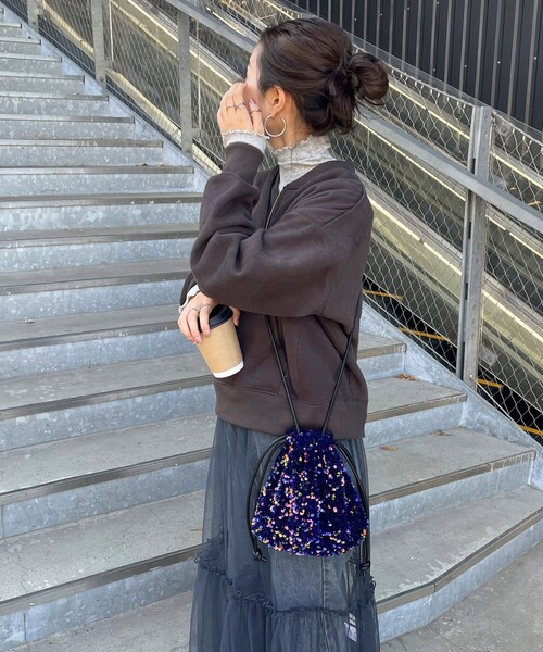 fredy emue(フレディエミュ)の「ベロアスパンコール巾着ショルダーバッグ(ショルダーバッグ・レディース・グレー/ブラック/ネイビー・FREE)」の4枚目の写真