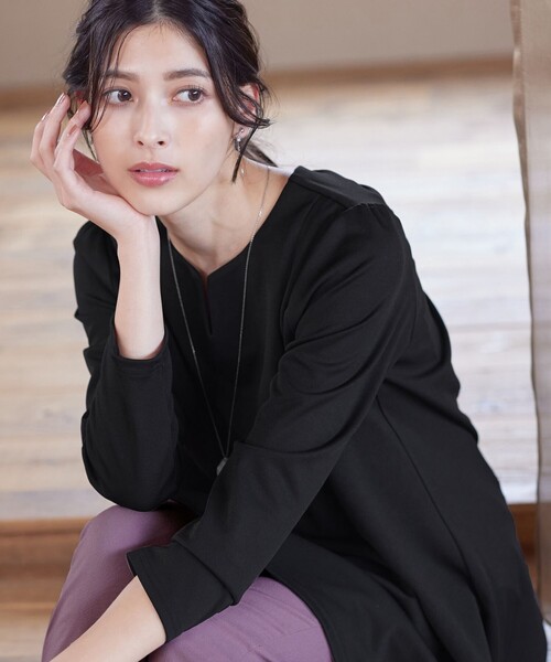 Tiaclasse(ティアクラッセ)の「キーネックバックツイストポンチチュニックブラウス(シャツ/ブラウス・レディース・モカ/ブラック/ブルー/ワイン・M/L)」の11枚目の写真
