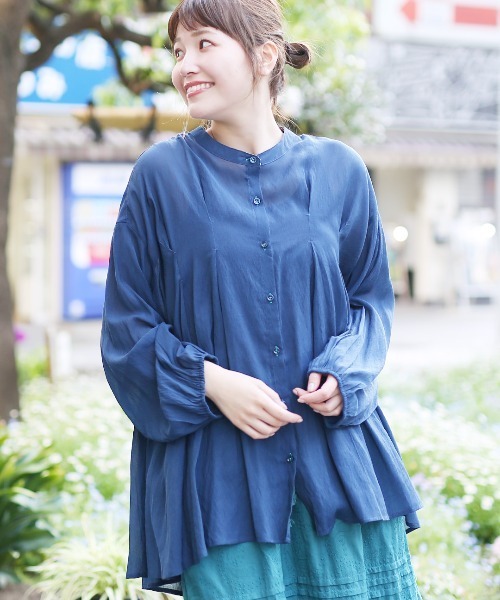 チチカカ(チチカカ)の「タックチュニックブラウス【大きいサイズ】(シャツ/ブラウス・レディース・ブルー/ネイビー/ベージュ・3L)」の2枚目の写真