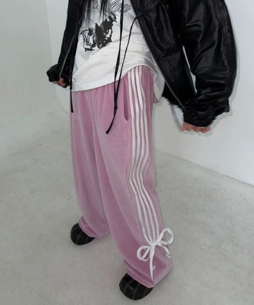 Vipoa（ヴィポア）の「ベロアサイドリボントラックパンツ（その他パンツ・レディース・チャコールグレー/ピンク/ブルー/ブラック・FREE）」の12枚目の写真