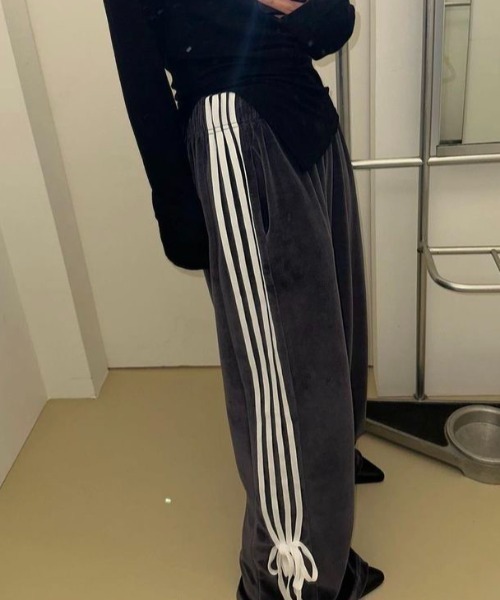 Vipoa（ヴィポア）の「ベロアサイドリボントラックパンツ（その他