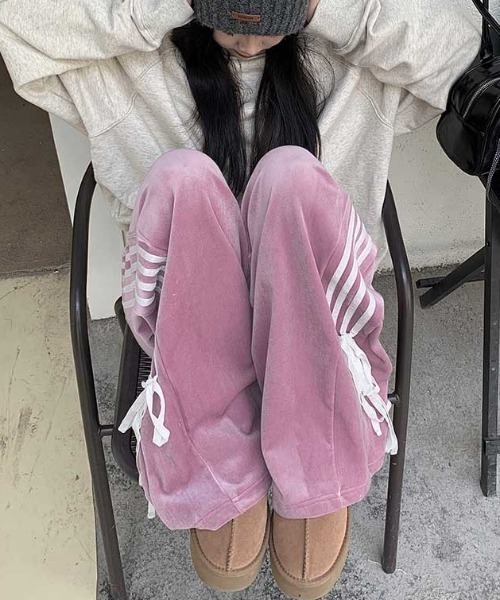 Vipoa（ヴィポア）の「ベロアサイドリボントラックパンツ（その他パンツ・レディース・チャコールグレー/ピンク/ブルー/ブラック・FREE）」の17枚目の写真