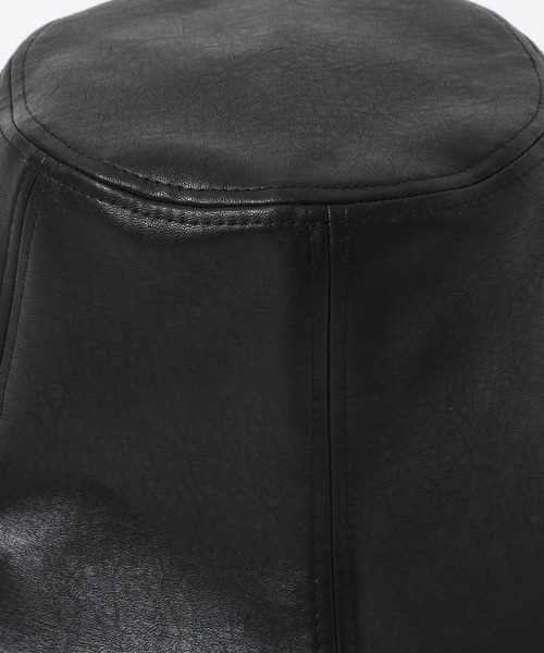 FOREVER 21（フォーエバー トゥエンティーワン）の「【2024SS】フェイクレザーバケットハット（ハット・レディース・ライトグレー/ブラック・FREE）」の6枚目の写真