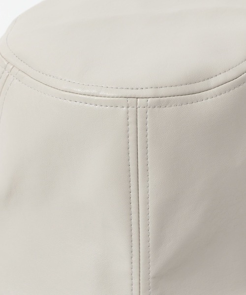 FOREVER 21（フォーエバー トゥエンティーワン）の「【2024SS】フェイクレザーバケットハット（ハット・レディース・ライトグレー/ブラック・FREE）」の7枚目の写真