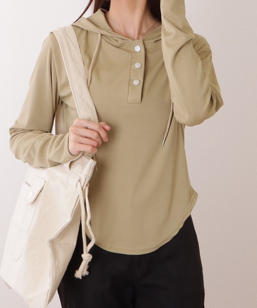 Lace Ladies(レースレディース)の「ヘンリーネック フーデット ラウンド裾 コンパクト プルオーバー(Tシャツ/カットソー・レディース・ベージュ/ブラック/ホワイト・M/XL/S)」の1枚目の写真