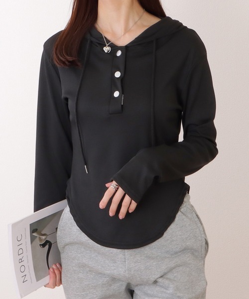 Lace Ladies(レースレディース)の「ヘンリーネック フーデット ラウンド裾 コンパクト プルオーバー(Tシャツ/カットソー・レディース・ベージュ/ブラック/ホワイト・M/XL/S)」の3枚目の写真