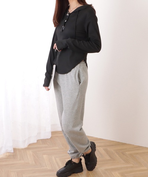 Lace Ladies(レースレディース)の「ヘンリーネック フーデット ラウンド裾 コンパクト プルオーバー(Tシャツ/カットソー・レディース・ベージュ/ブラック/ホワイト・M/XL/S)」の5枚目の写真