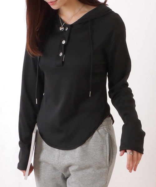 Lace Ladies(レースレディース)の「ヘンリーネック フーデット ラウンド裾 コンパクト プルオーバー(Tシャツ/カットソー・レディース・ベージュ/ブラック/ホワイト・M/XL/S)」の7枚目の写真