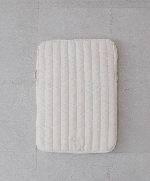 loti（ロティ）の「【4色展開】loti キルティングPCケース（PC・タブレットケース・レディース・ピンク/ブルー/オフホワイト/ブラック・ONE SIZE）」の2枚目の写真