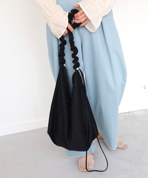 Crisp（クリスプ）の「【ZOZO限定】グリッターギャザーショルダーバッグ（ショルダーバッグ・レディース・ブラック/シルバー・FREE）」の4枚目の写真