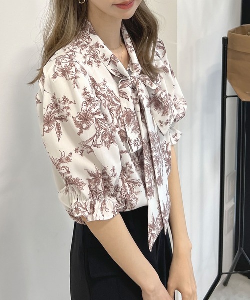 Futier land（フューティアランド）の「トワルドジュイ柄リボン半袖シャツブラウス（シャツ/ブラウス・レディース・ブラウン/グレー/ブルー・MEDIUM/LARGE）」の2枚目の写真