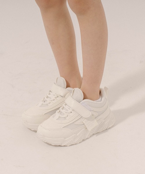 URBAN CHERRY（アーバンチェリー）の「サイドロゴタグデザインボリュームソールスニーカー（スニーカー・キッズ・ホワイト/パープル・18.5cm/18.0cm/17.5cm/17.0cm/21.0cm/20.5cm/20.0cm/19.5cm/19.0cm）」の4枚目の写真