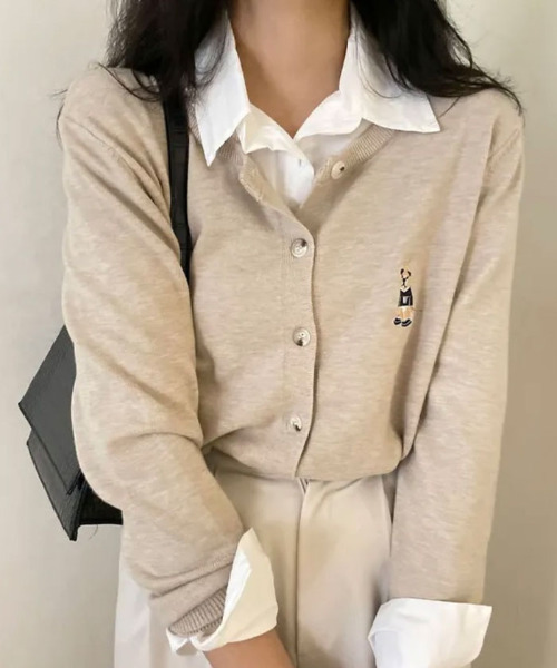 VIVID LADY(ビビッドレディー)の「くまちゃんロゴ 刺繍 ニットカーディガン レディース(カーディガン/ボレロ・レディース・ブラック/グレー/クリーム/ベージュ/ネイビー/アイボリー・FREE)」の4枚目の写真