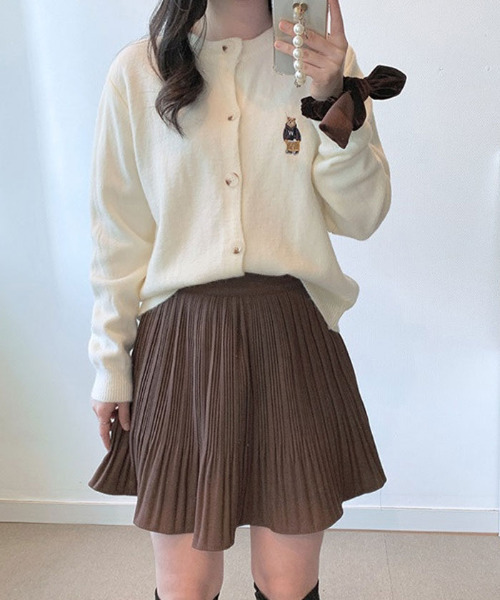 VIVID LADY(ビビッドレディー)の「くまちゃんロゴ 刺繍 ニットカーディガン レディース(カーディガン/ボレロ・レディース・ブラック/グレー/クリーム/ベージュ/ネイビー/アイボリー・FREE)」の5枚目の写真