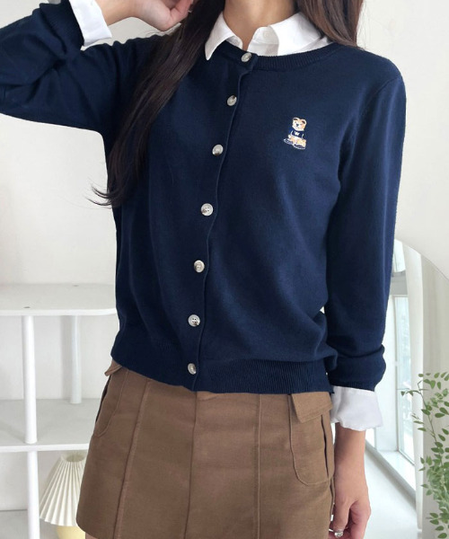 VIVID LADY(ビビッドレディー)の「くまちゃんロゴ 刺繍 ニットカーディガン レディース(カーディガン/ボレロ・レディース・ブラック/グレー/クリーム/ベージュ/ネイビー/アイボリー・FREE)」の12枚目の写真