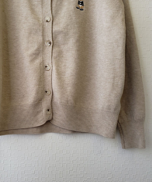 VIVID LADY(ビビッドレディー)の「くまちゃんロゴ 刺繍 ニットカーディガン レディース(カーディガン/ボレロ・レディース・ブラック/グレー/クリーム/ベージュ/ネイビー/アイボリー・FREE)」の7枚目の写真