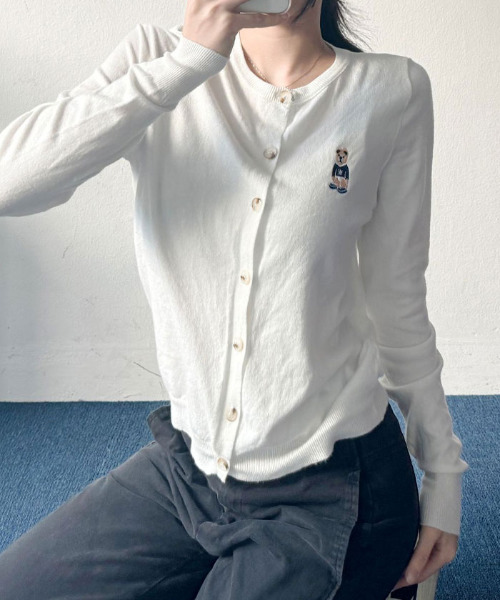 VIVID LADY(ビビッドレディー)の「くまちゃんロゴ 刺繍 ニットカーディガン レディース(カーディガン/ボレロ・レディース・ブラック/グレー/クリーム/ベージュ/ネイビー/アイボリー・FREE)」の21枚目の写真