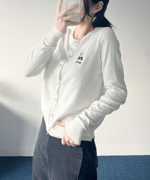 VIVID LADY(ビビッドレディー)の「くまちゃんロゴ 刺繍 ニットカーディガン レディース(カーディガン/ボレロ・レディース・ブラック/グレー/クリーム/ベージュ/ネイビー/アイボリー・FREE)」の20枚目の写真