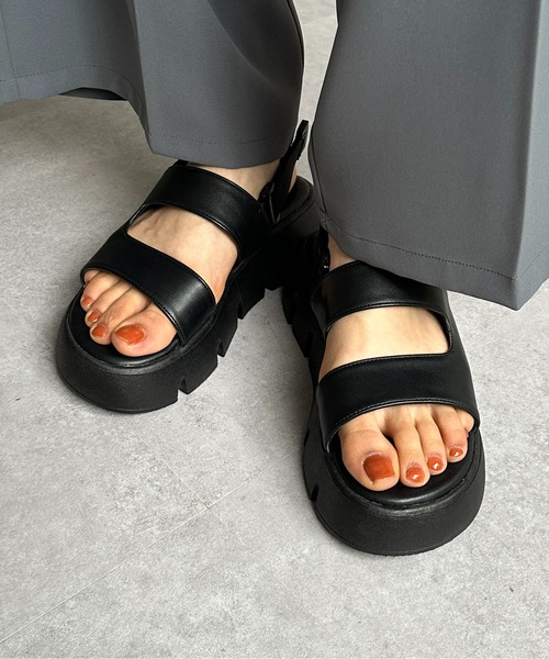 Thevon(ゼボン)の「厚底ベルトサンダル(サンダル・レディース・ブラック/シルバー・L/M/S)」の3枚目の写真
