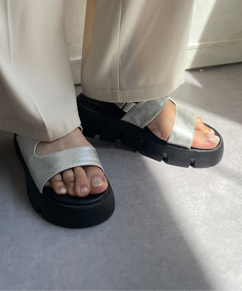 Thevon(ゼボン)の「厚底ベルトサンダル(サンダル・レディース・ブラック/シルバー・L/M/S)」の10枚目の写真