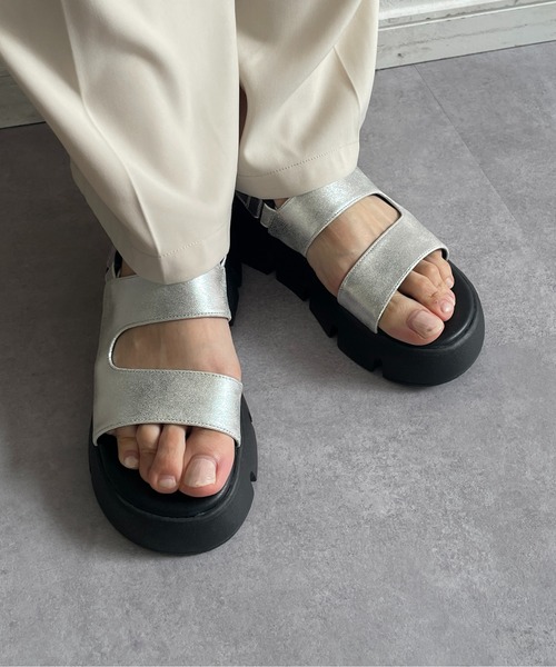 Thevon(ゼボン)の「厚底ベルトサンダル(サンダル・レディース・ブラック/シルバー・L/M/S)」の11枚目の写真