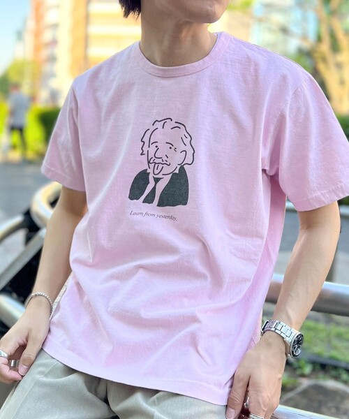 BARNS OUTFITTERS（バーンズアウトフィッターズ）の「【BARNS OUTFITTERS/バーンズアウトフィッターズ】別注 TUBE Tシャツ learn from yesterday（Tシャツ/カットソー・メンズ・ピンク/グレイッシュベージュ/ホワイト/チャコールグレー・M/S/L）」の4枚目の写真
