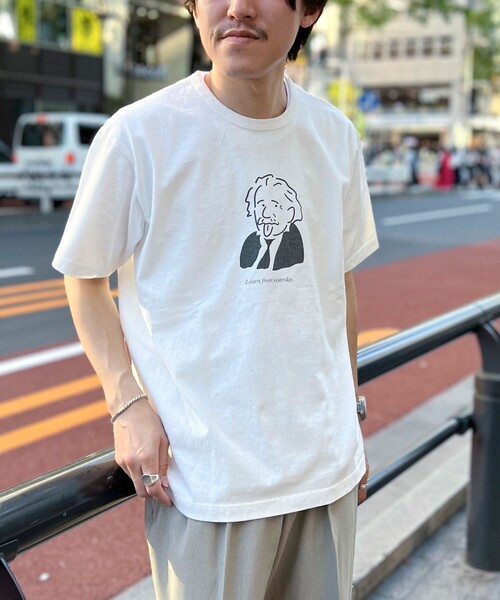 BARNS OUTFITTERS（バーンズアウトフィッターズ）の「【BARNS OUTFITTERS/バーンズアウトフィッターズ】別注 TUBE Tシャツ learn from yesterday（Tシャツ/カットソー・メンズ・ピンク/グレイッシュベージュ/ホワイト/チャコールグレー・M/S/L）」の9枚目の写真