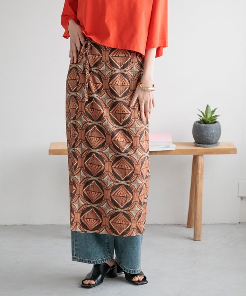 LOWRYS FARM(ローリーズファーム)の「バティックガラタイトスカート 122028(スカート・レディース・ブラウン/ネイビー・FREE)」の1枚目の写真
