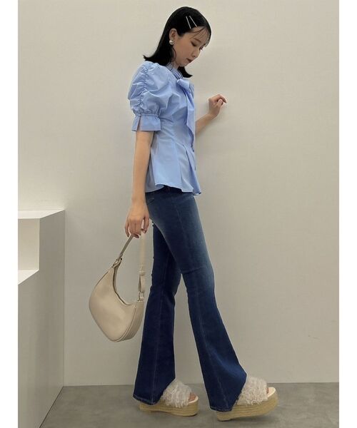 dazzlin(ダズリン)の「デニムフレアパンツ(デニムパンツ・レディース・インディゴブルー/ブラック/ブルー・MEDIUM/SMALL)」の13枚目の写真