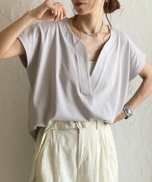 She's Closet(シーズクローゼット)の「綿コットン100%深Vネック/キーネック無地半袖Tシャツ(Tシャツ/カットソー・レディース・ブラック/アイボリー/グレー・FREE)」の3枚目の写真