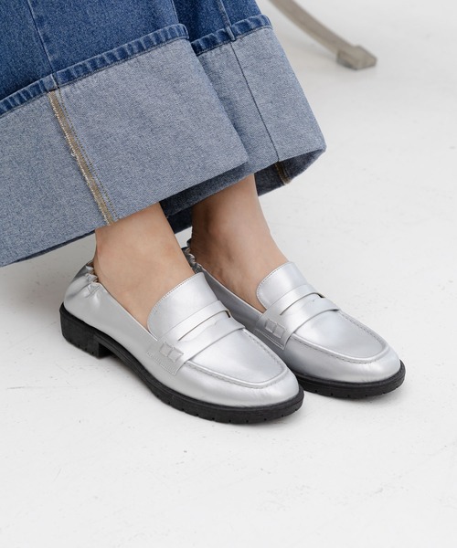 LAKOLE(ラコレ)の「【卒入式/オケージョンにも】ギャザーコインローファー / 135004(ローファー・レディース・ブラック/ブラック系その他/シルバー・MEDIUM/LARGE)」の1枚目の写真