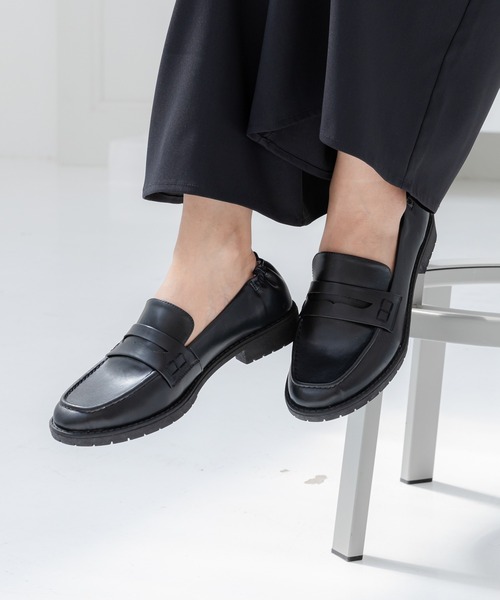 LAKOLE(ラコレ)の「【卒入式/オケージョンにも】ギャザーコインローファー / 135004(ローファー・レディース・ブラック/ブラック系その他/シルバー・MEDIUM/LARGE)」の2枚目の写真