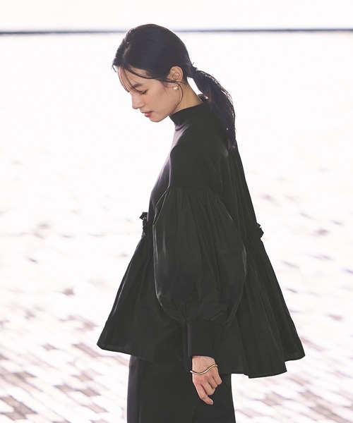 洗える ｜ 異素材 フリル ペプラム ボリュースリーブ TOPS ｜ 長袖 トップス 二の腕カバー 体型カバー 袖ボリューム オフィスカジュアル 通勤服 華やか ブラウス（シャツ/ブラウス）｜RUIRUE BOUTIQUE（ルイルエブティック）