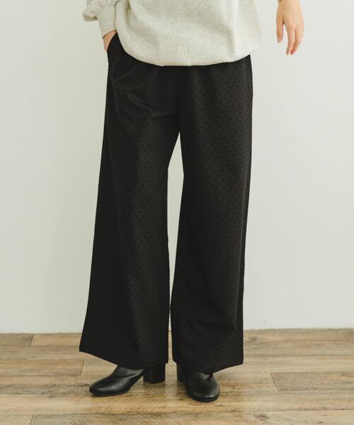 ITEMS URBANRESEARCH（アイテムズ アーバンリサーチ）の「イージーワイドストレートパンツ（その他パンツ・レディース・グリーン/ブラック/ブラウン/ライトベージュ/ドット・FREE）」の5枚目の写真