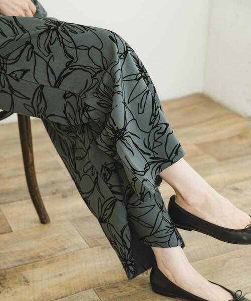 ITEMS URBANRESEARCH（アイテムズ アーバンリサーチ）の「イージーワイドストレートパンツ（その他パンツ・レディース・グリーン/ブラック/ブラウン/ライトベージュ/ドット・FREE）」の4枚目の写真